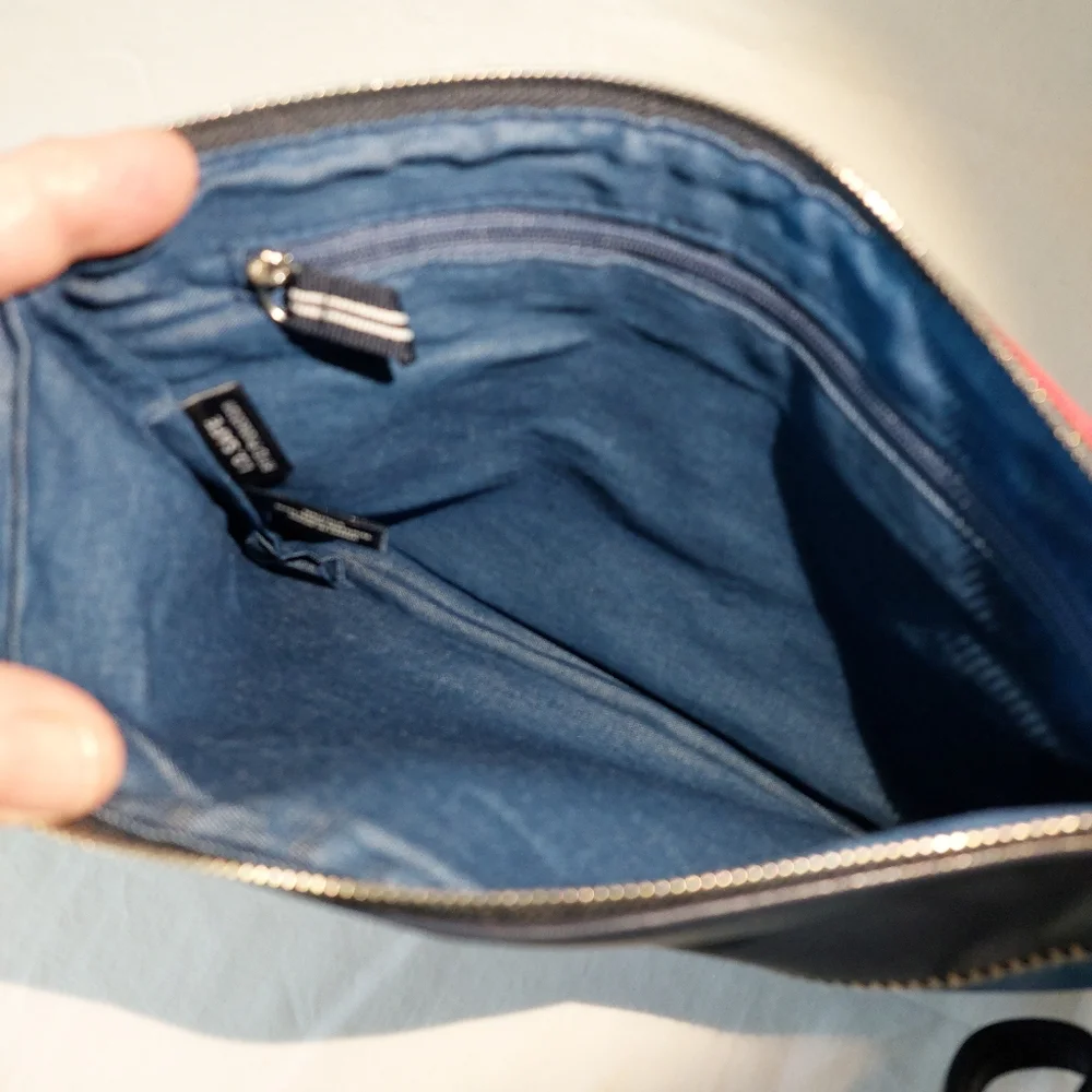 Nautica zipper closure